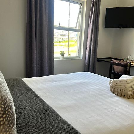 Skyfly Bed & Breakfast 曼齐尼 外观 照片