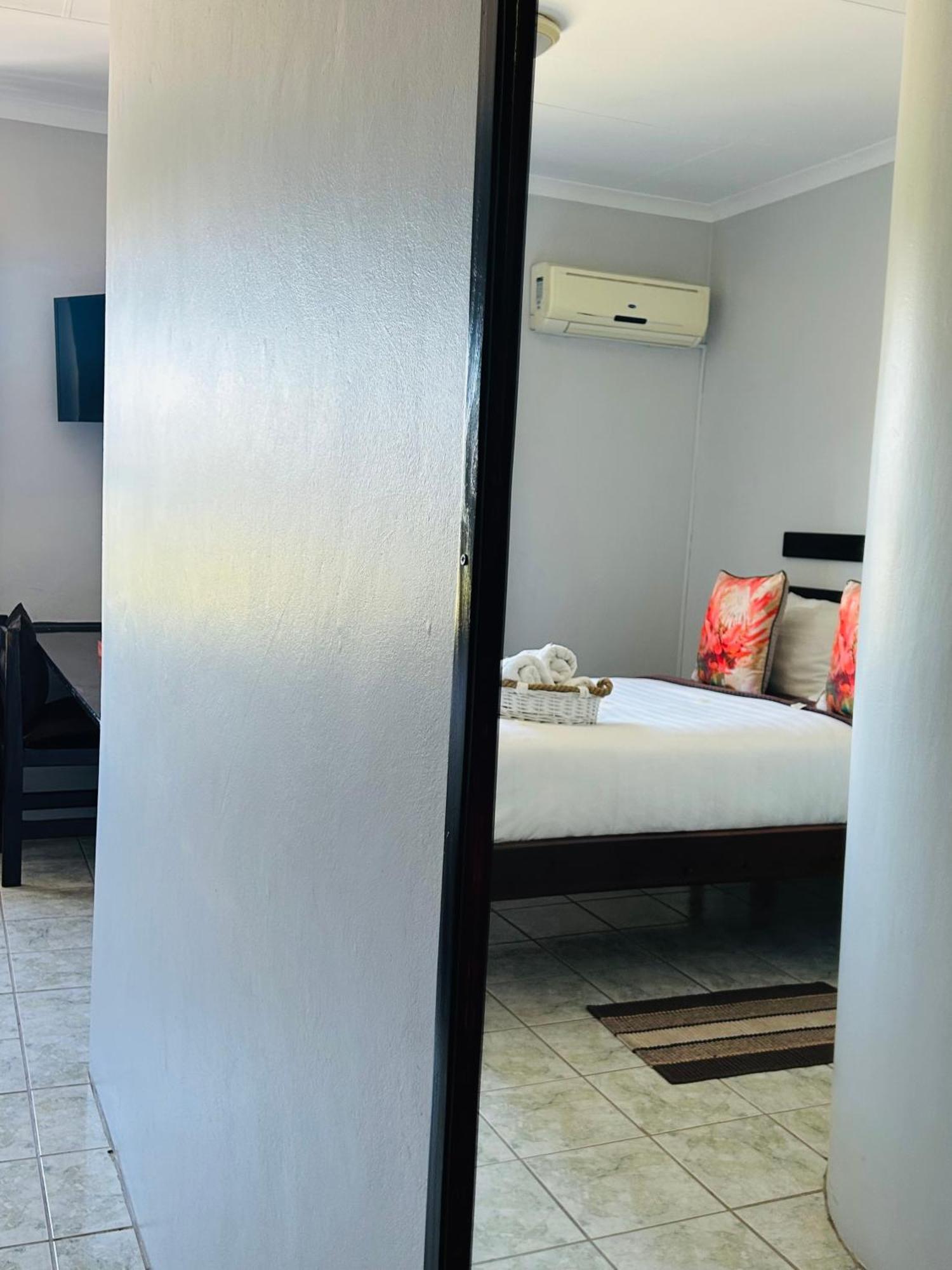 Skyfly Bed & Breakfast 曼齐尼 外观 照片