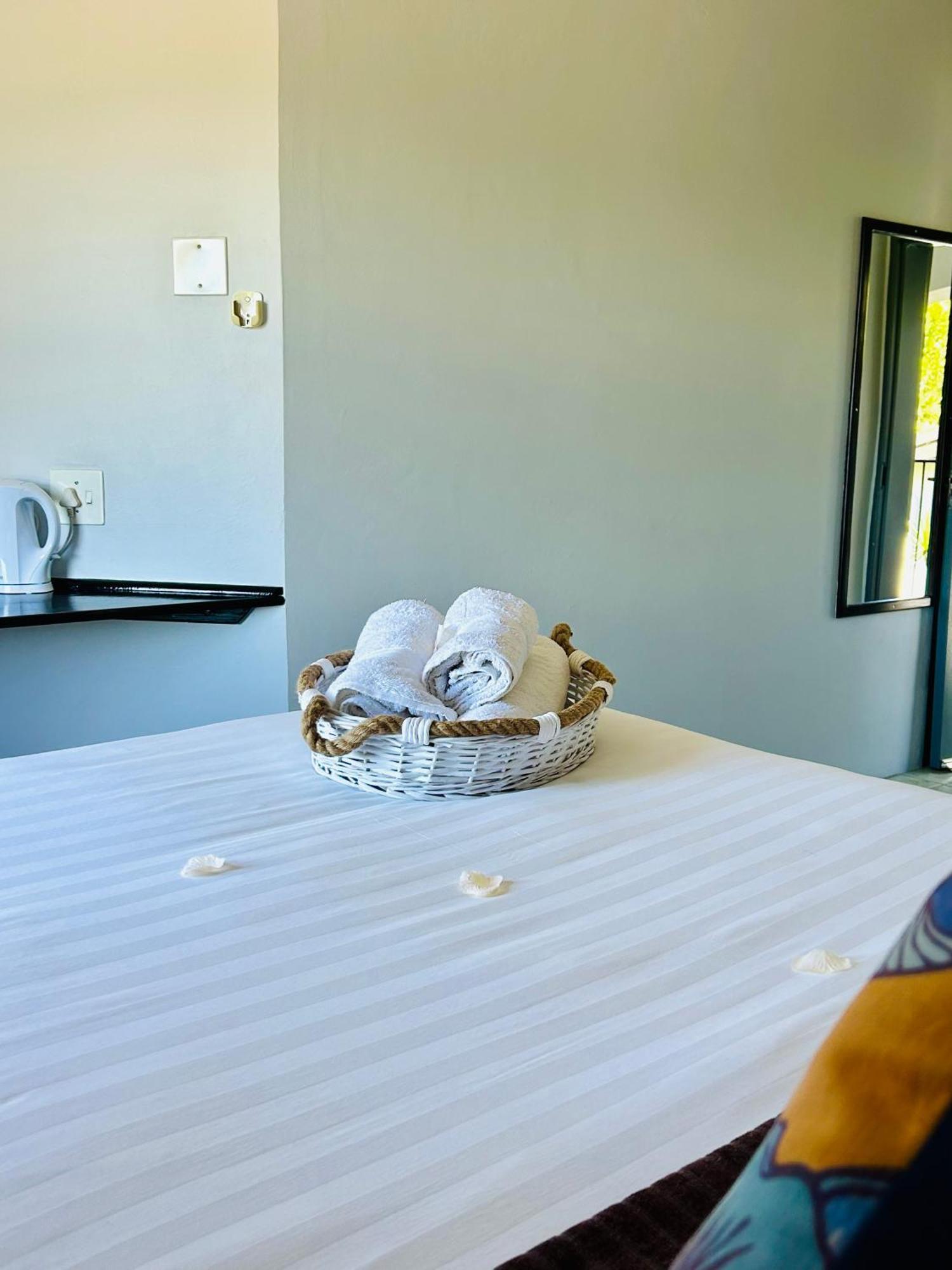 Skyfly Bed & Breakfast 曼齐尼 外观 照片