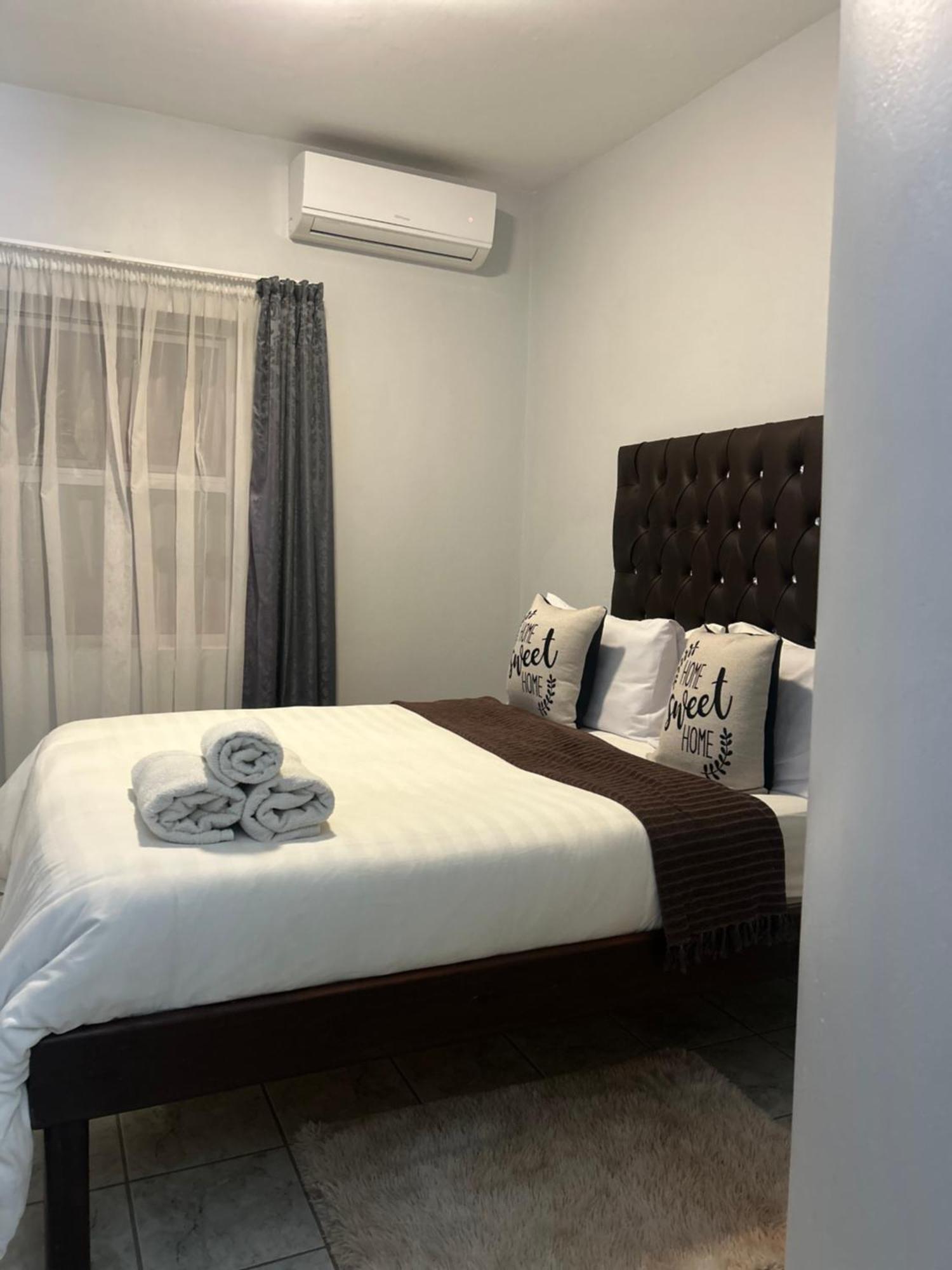 Skyfly Bed & Breakfast 曼齐尼 外观 照片