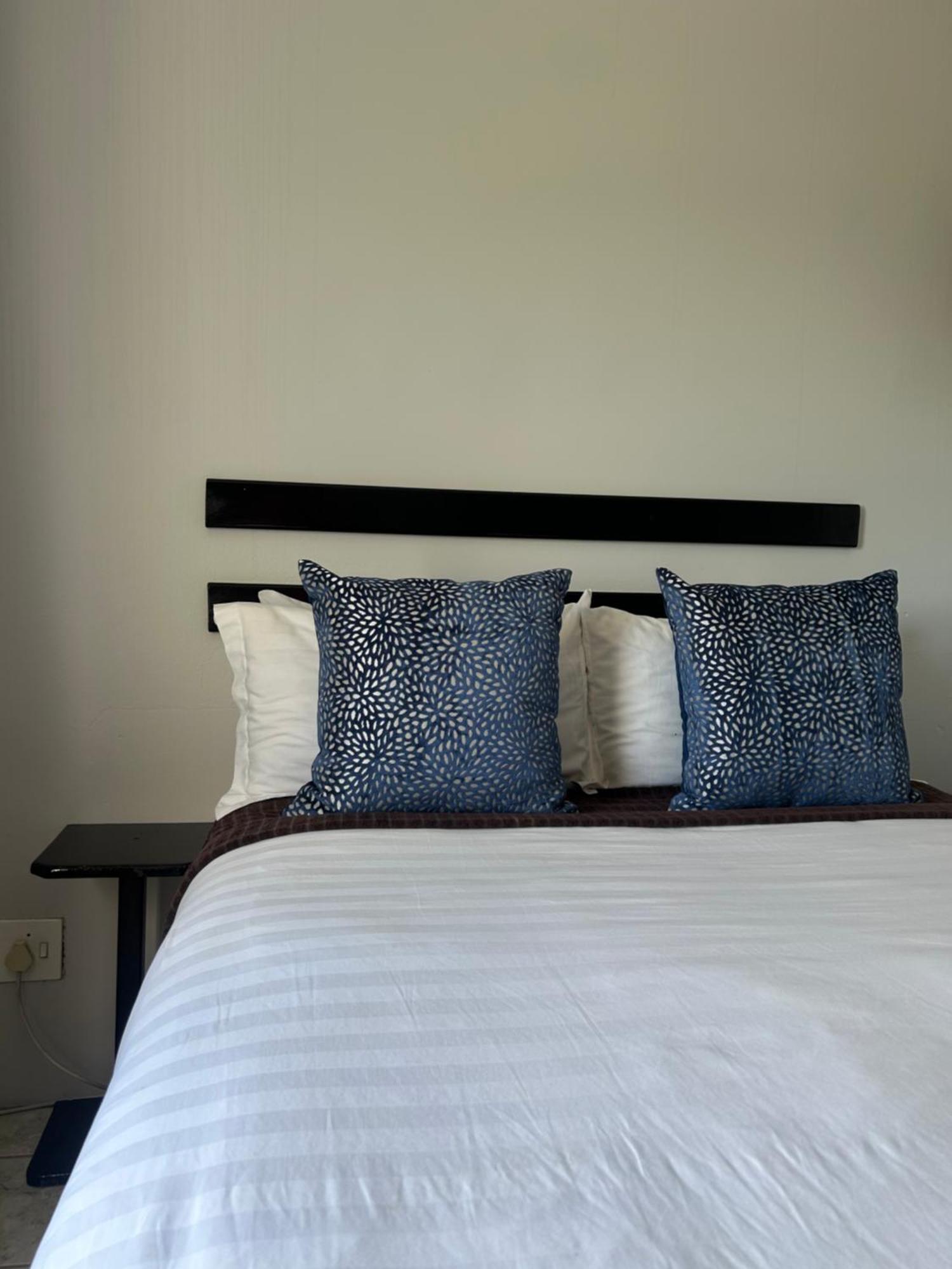 Skyfly Bed & Breakfast 曼齐尼 外观 照片