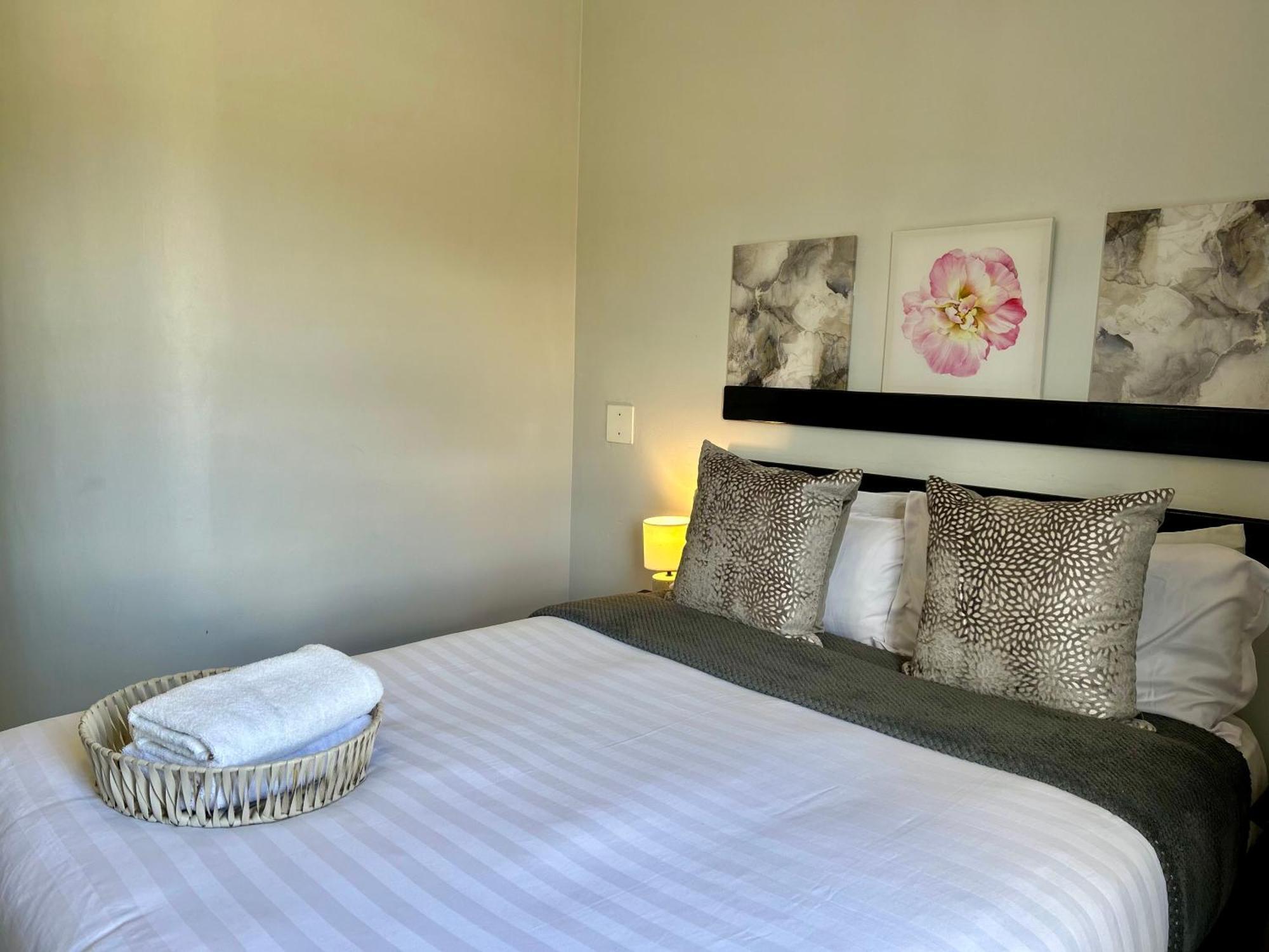 Skyfly Bed & Breakfast 曼齐尼 外观 照片