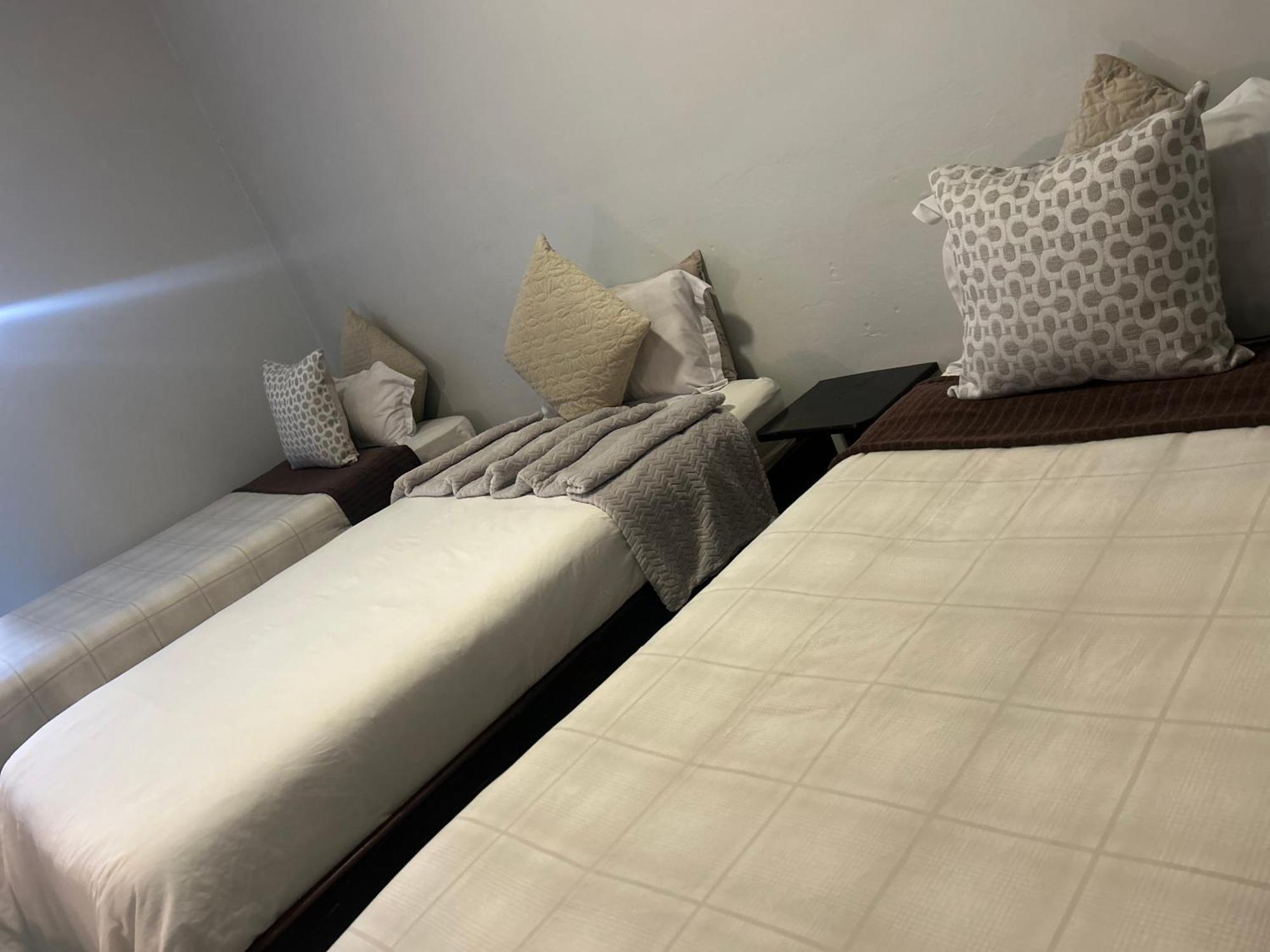 Skyfly Bed & Breakfast 曼齐尼 外观 照片